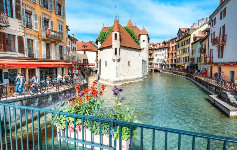 Discover the Annecy Couteau Range on Twitter!