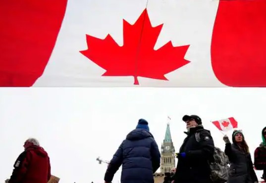 lifestyle relocate to canada with your girlfriend as a waiter in 2024/2025