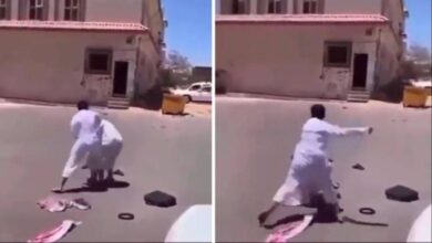 مشاهدة فيديو طالب يضرب معلمه في السعودية